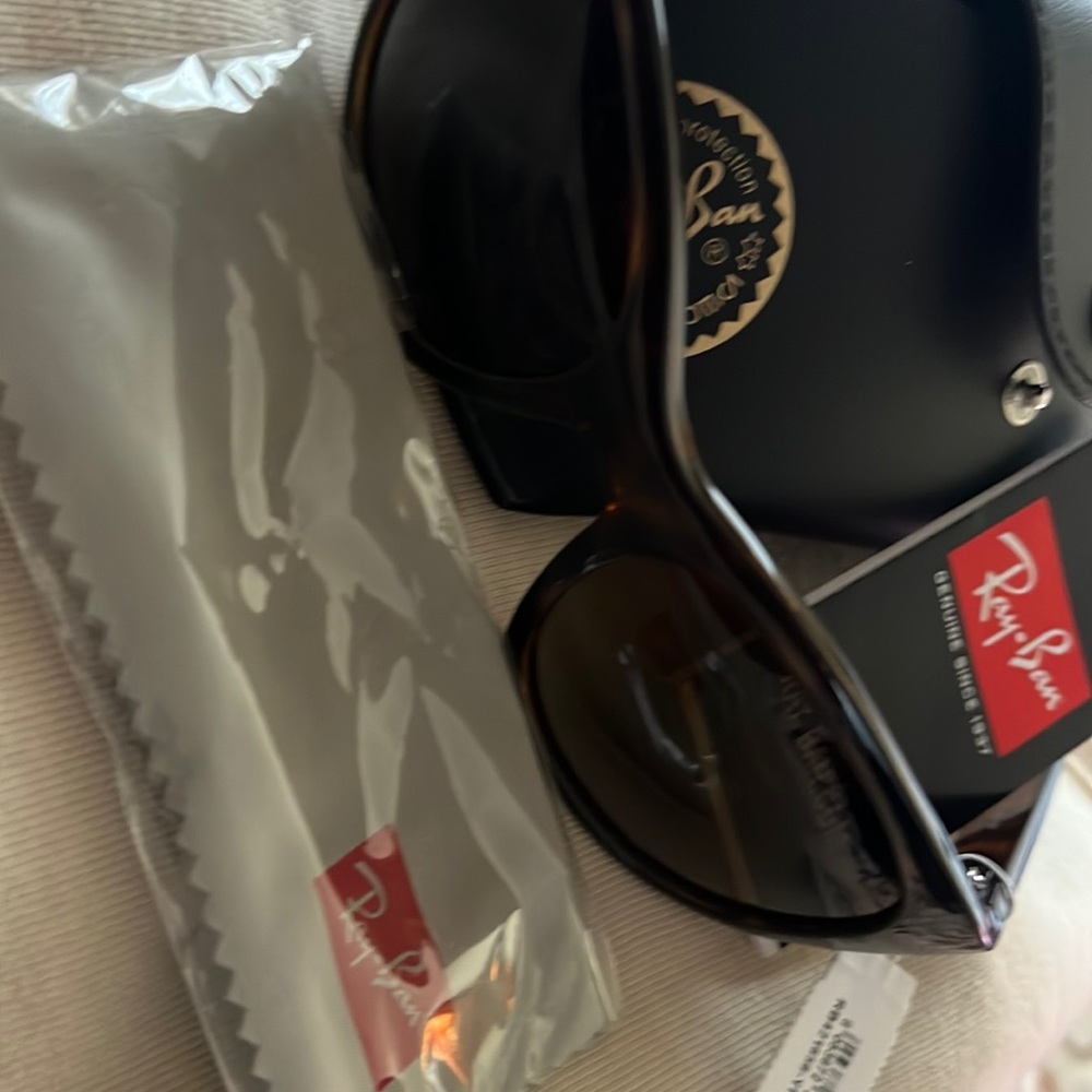 Ray-ban sun glasses, authentic made in Italy, polarized